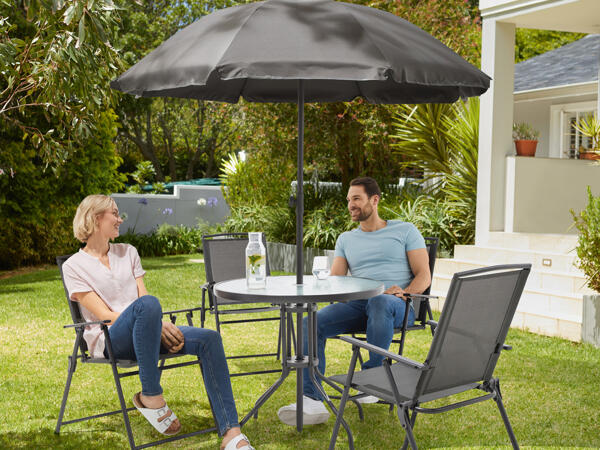 Set tavolo con ombrellone e sedie da giardino