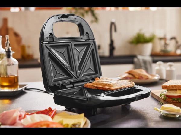 SENDVIČOVAČ 750 W