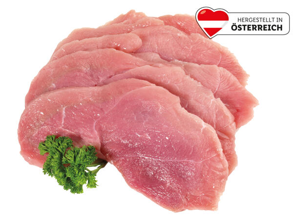 Frische Schweinsschnitzel geschnitten