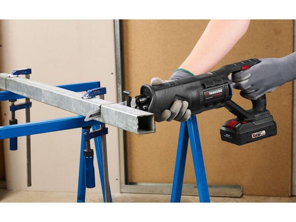 Cordless sabre saw