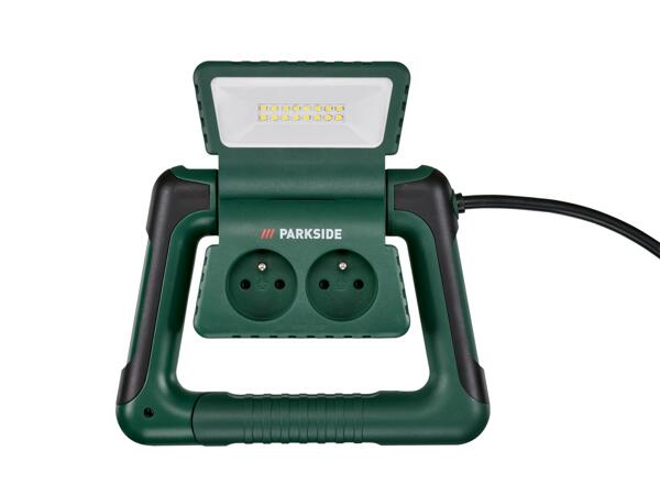 PRACOVNÍ LED SVĚTLO SE ZÁSUVKAMI