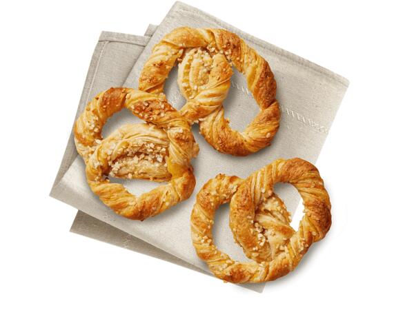 Brezel mit Cremefüllung und Mandeltopping