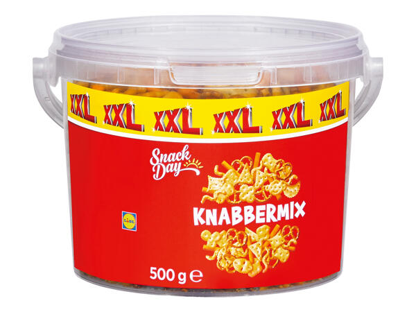 Knabbermix im Eimer