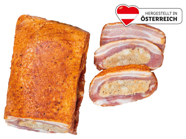 Frischer Schweinebauch gefüllt mit Semmelfülle