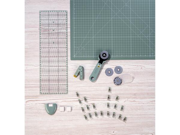 Cutting mat with accessories, 31 pieces
