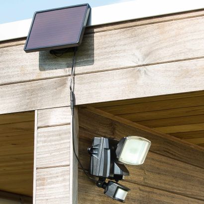 Ledstraler met zonnepaneel en sensor