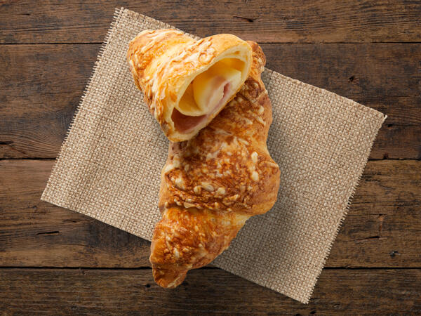 Croissant con prosciutto e formaggio