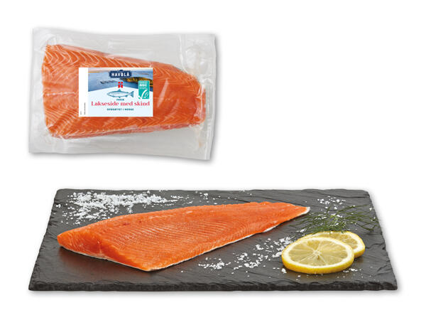 Fersk hel laksefilet med skind