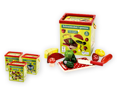 Jouets en bois dans une boîte