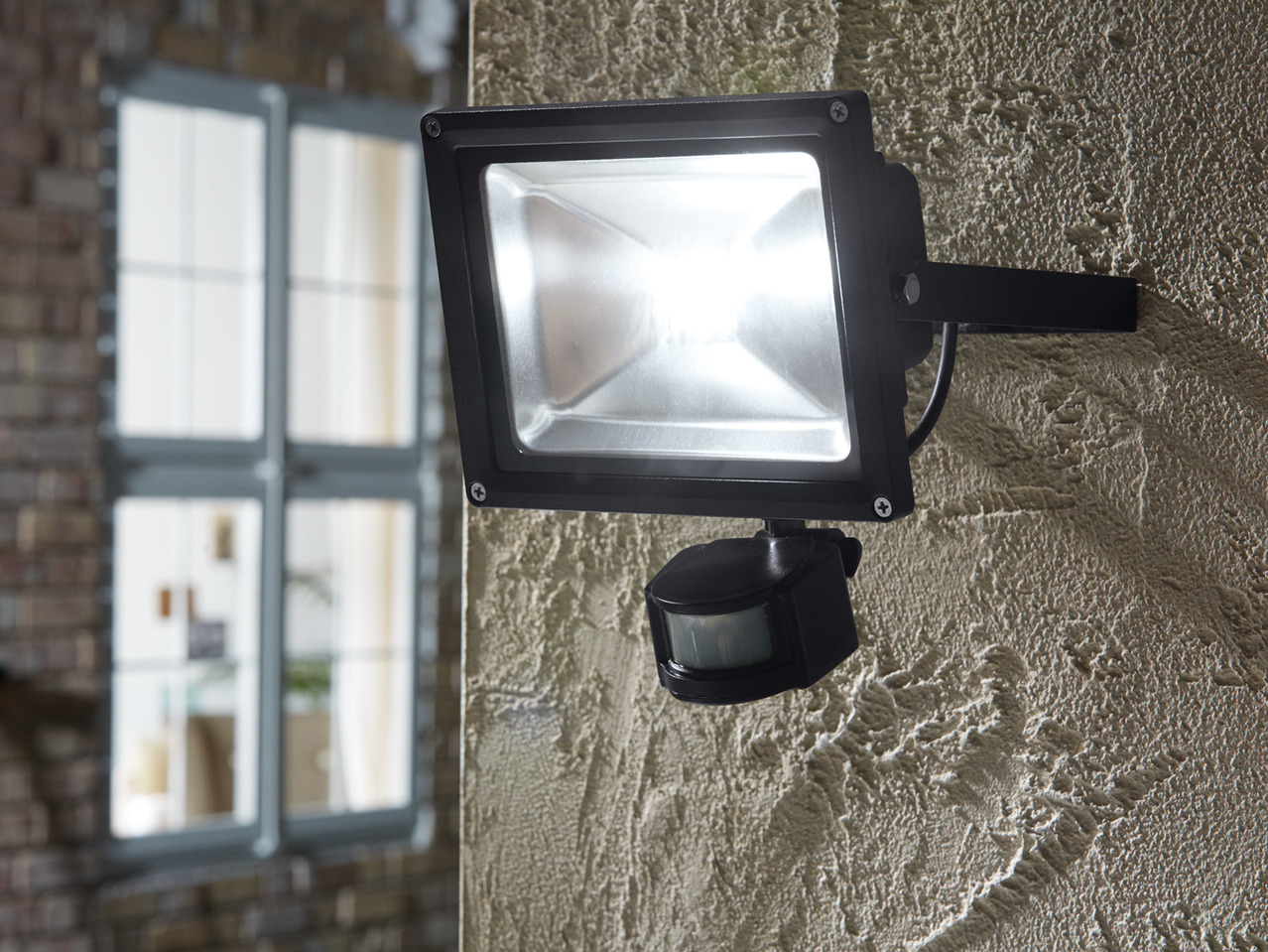 Livarno Lux 20W LED Spotlight1