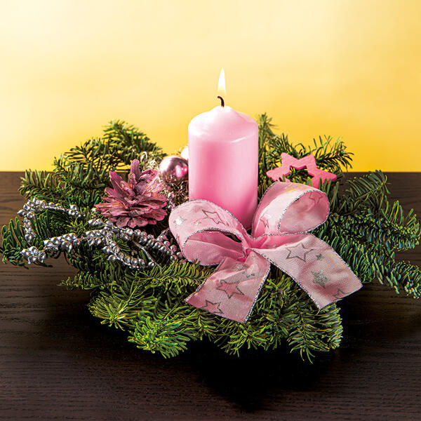 Adventsgesteck mit einer Kerze