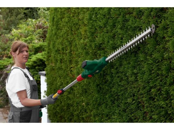 Cordless extendable hedge trimmer