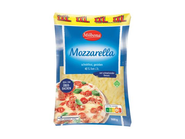Mozzarella gerieben