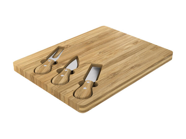 Planche à découper le fromage avec couverts