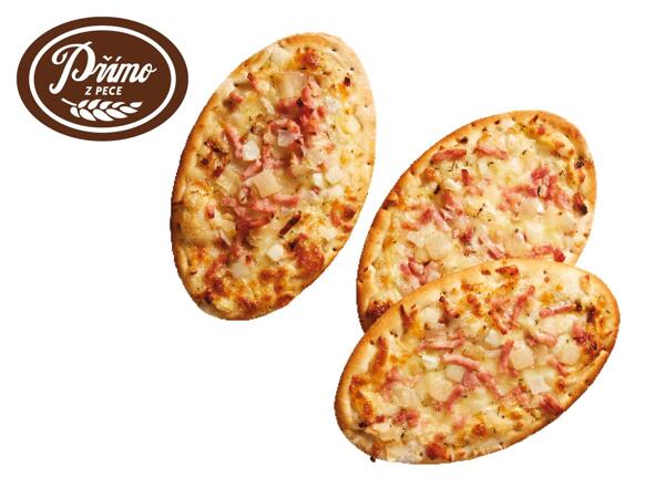 FLAMMKUCHEN SE SMETANOU, ŠUNKOU A CIBULÍ