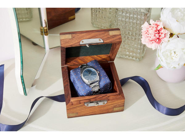 Watch with Exchangeable Strap