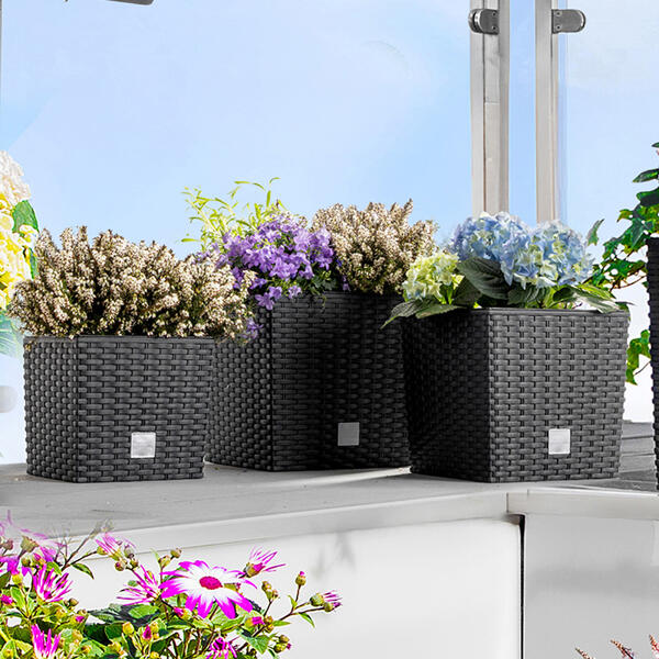 Blumentopf in Rattan-Optik