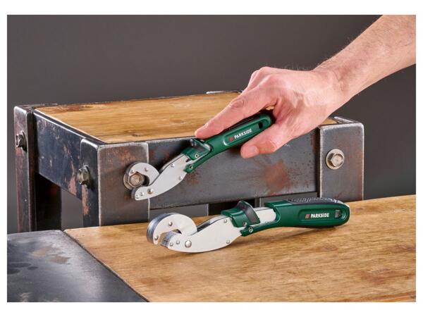 Universal wrench set or universal socket wrench set