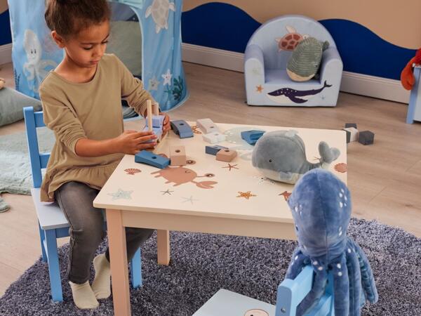 Kinder Tisch mit 2 Stühlen