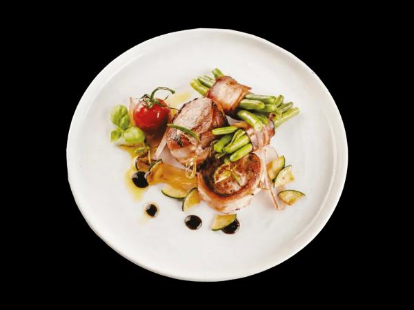 Frisches Schweinefilet im Speckmantel