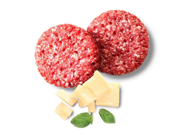 HOVĚZÍ BURGER S PARMEZÁNEM / CIBULÍ A SLANINOU