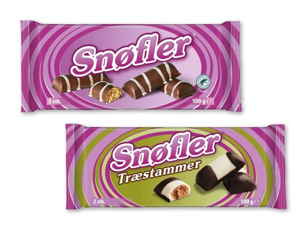 Karen Volf snøfler eller træstammer