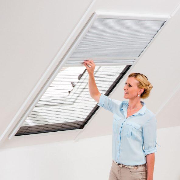 Moustiquaire et protection solaire pour fenêtres de toit