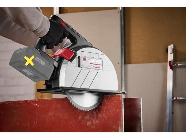 Cordless metal circular saw