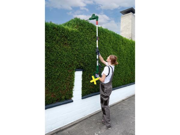 Cordless extendable hedge trimmer
