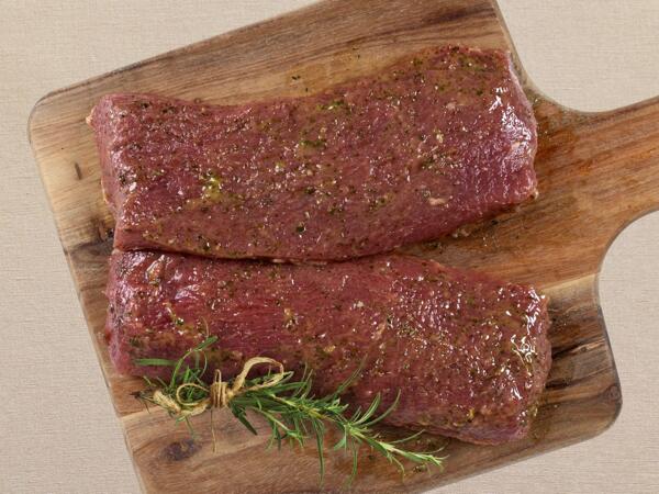 Frische Lammlachse mariniert in Kräutermarinade