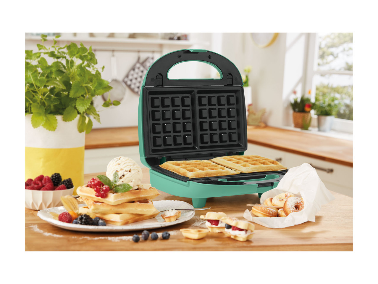Silvercrest Waffle Maker with Interchangeable Plates1