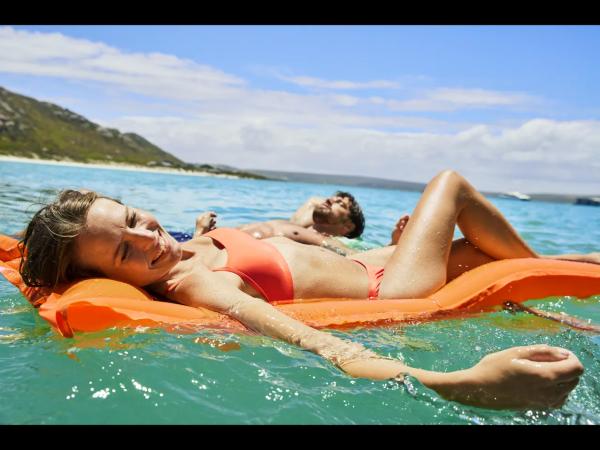 Inflatable pool lounger