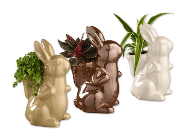 Glänzender Keramik-Osterhase mit Grünpflanze