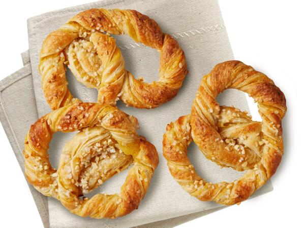 Brezel mit Cremefüllung und Mandeltopping