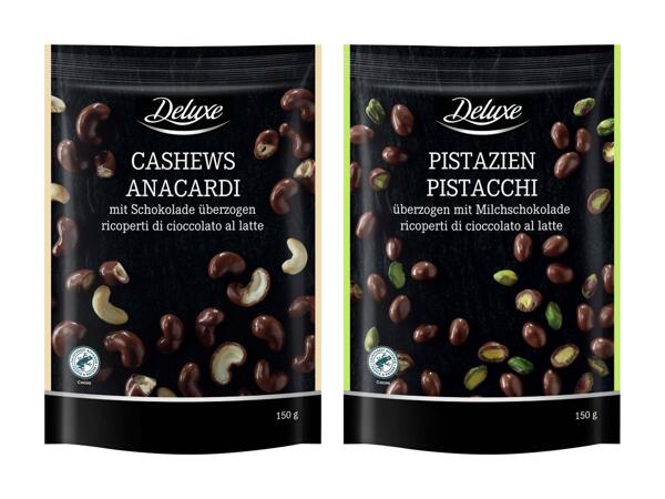 Fruits à coque avec chocolat au lait