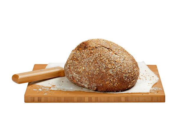 Pane scuro cotto nel forno a legna