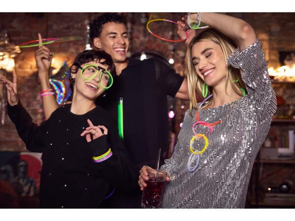Svíticí tyčinky na party