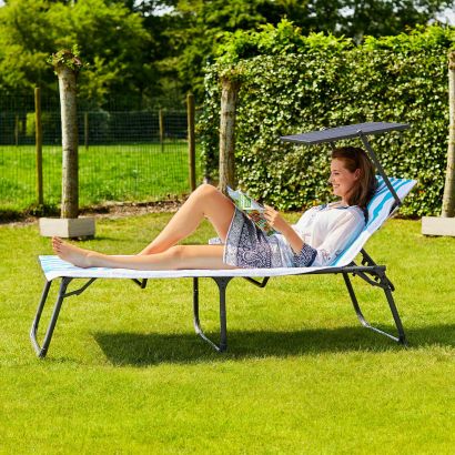 Chaise longue avec pare-soleil