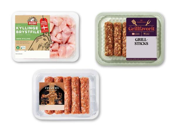 Kyllingebrysttern, kalkuncevapcici eller grillsticks af gris