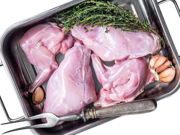 Frische Kaninchenstücke mit Leber