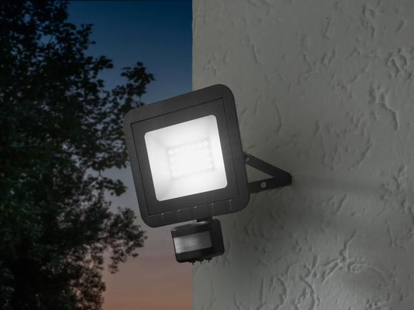 LED outdoor floodlight
