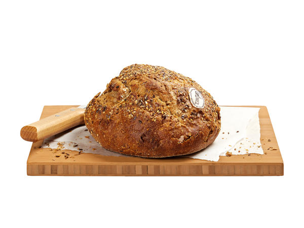 Pane di farro cotto nel forno a legna