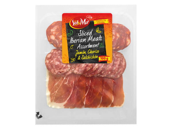 Sortiment aus rohem Iberico-Schinken, -Chorizo und und -Salami