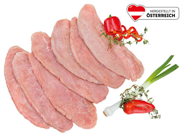 Frische Schweineschnitzel geschnitten
