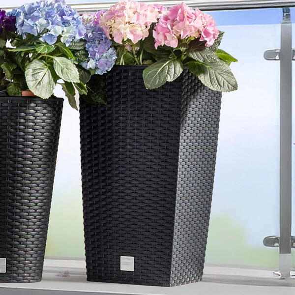 Pflanzsäule in Rattan-Optik