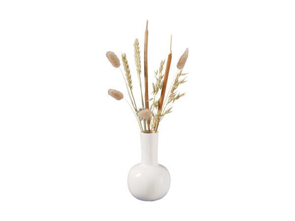 Fleurs séchées dans un vase pastel en céramique