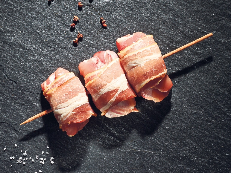 Brochettes de cuisses de poulet au lard