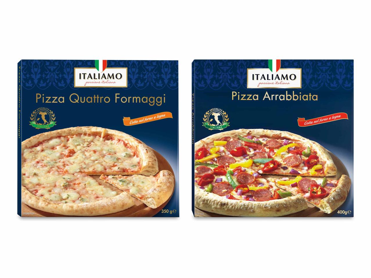 Pizza cotta nel forno a legna