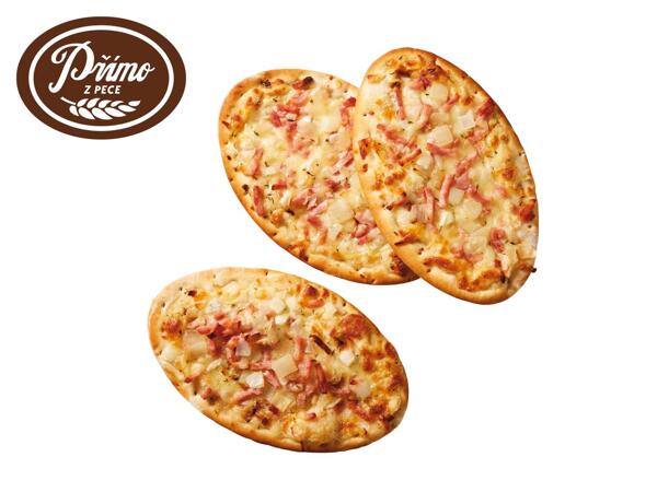 Flammkuchen se smetanou, šunkou a cibulí