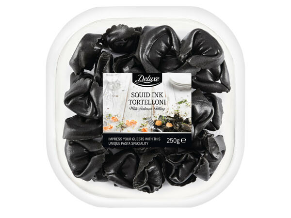 Tortellinis à l'encre de seiche, au saumon et à la ricotta